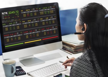 işkadını üstünde bilgisayar borsa ile çalışma