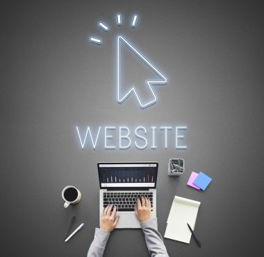 laptop ile çalışan kişi 