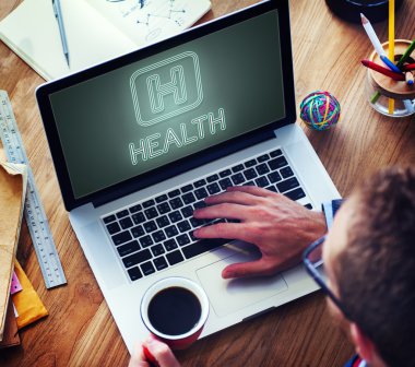 dizüstü bilgisayar kullanan adam