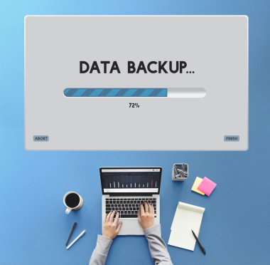 laptop ile çalışan kişi 