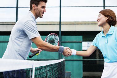 Tenisçiler el sıkışıyor