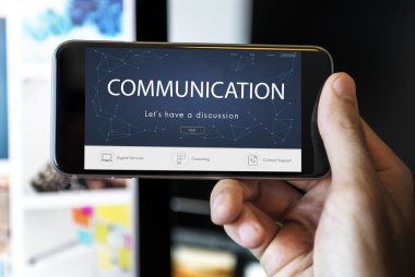 Akıllı telefon tutan adam.