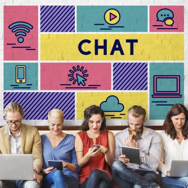 aygıtlar ve sohbet ile insanlar oturup