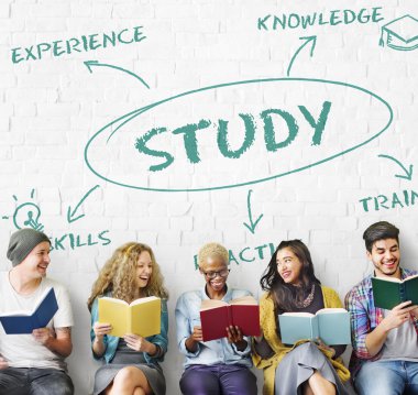 Gençler holding kitaplar