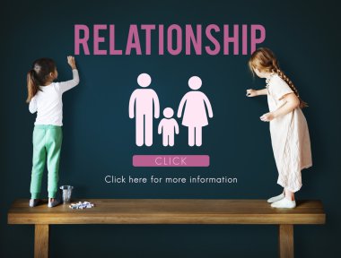 Yazı tahtası üzerinde çizim sevimli küçük kız