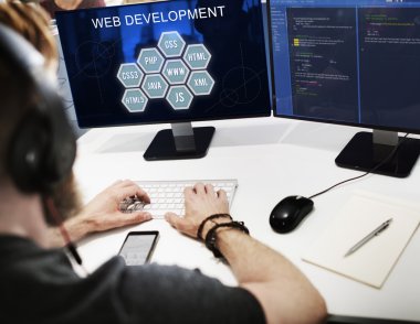 işadamı ile web geliştirme bilgisayarda çalışma