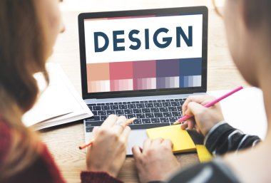 laptop ile çalışan kızlar