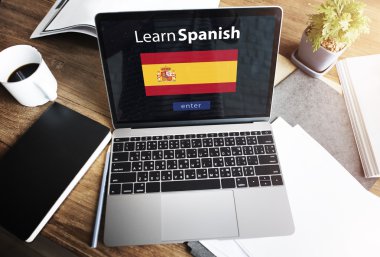 çalışma alanı tablo açılan laptop