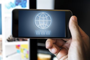 El ele tutuşan akıllı telefon. 