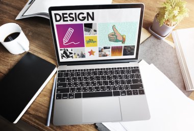 Ofis Masaları kahve ile laptop