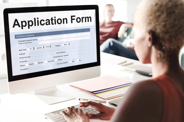 Geschäftsfrau arbeitet am Computer mit Antragsformular — Stockfoto
