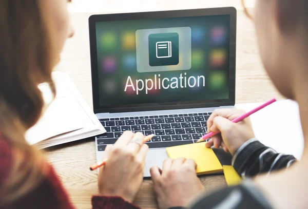 Mädchen arbeiten mit Laptop — Stockfoto