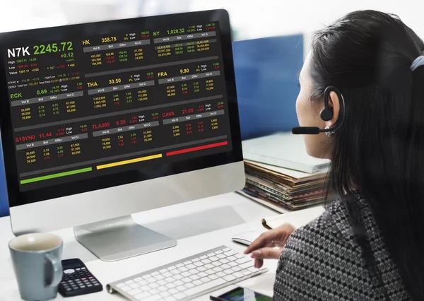 在股票市场的计算机上工作的女商人 — 图库照片