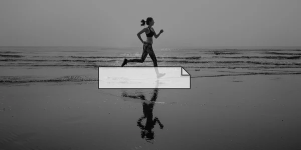 Woman in leggings running on beach — Stock Photo, Image