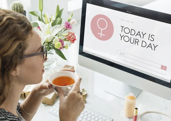 Young woman with computer in office — Stock Photo, Image