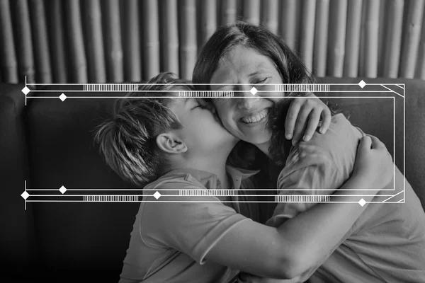 Figlio abbracciare e baciare la madre — Foto Stock