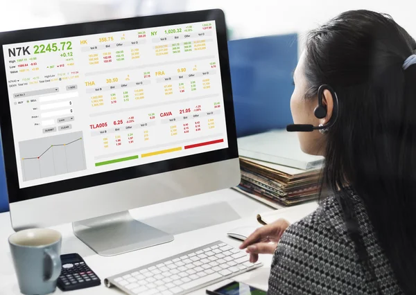 Geschäftsfrau arbeitet mit Börse am Computer — Stockfoto