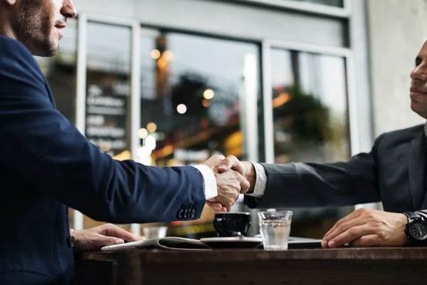 Affärsmän handskakning efter framgång Deal — Stockfoto