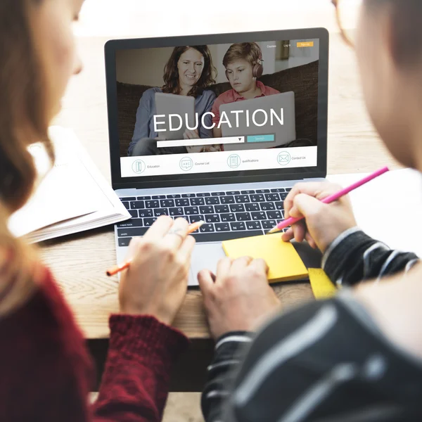 Ragazze che lavorano con il computer portatile — Foto Stock