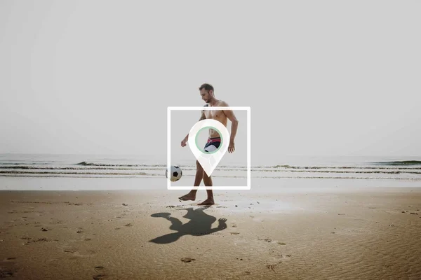 Hombre en pantalones cortos de natación jugando al fútbol — Foto de Stock