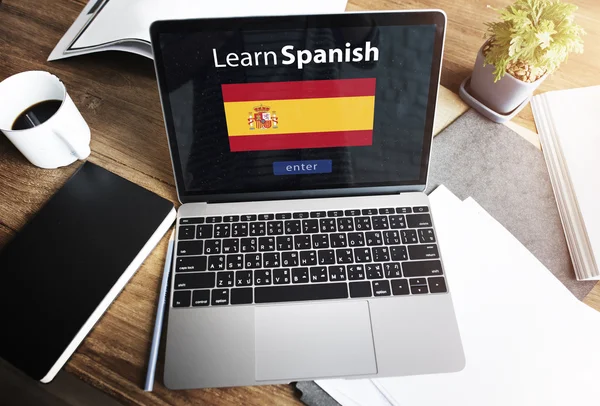 çalışma alanı tablo açılan laptop