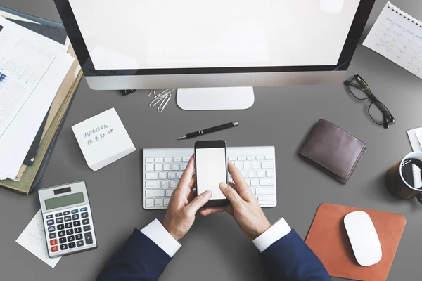 Homme d'affaires avec téléphone portable — Photo