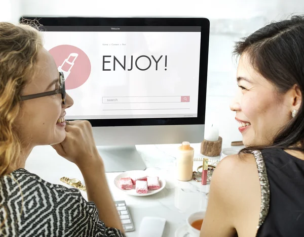 Mujeres jóvenes hablando y sonriendo —  Fotos de Stock