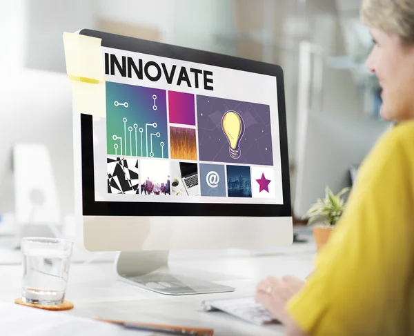 Ordinateur avec innovateur sur moniteur — Photo