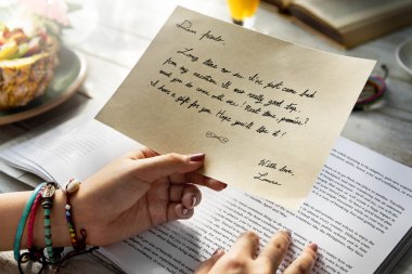 Kartpostal yazma kadın