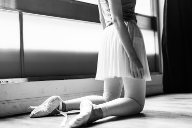 Genç balerin pratik yapıyor