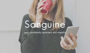 smartphone ve kırmızı Kupası kızla