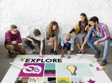 Kattaki insanlar çizim afiş