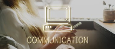 Akıllı telefon kullanan kadın