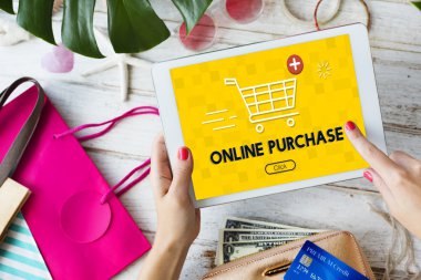 Tablet kullanan kadın