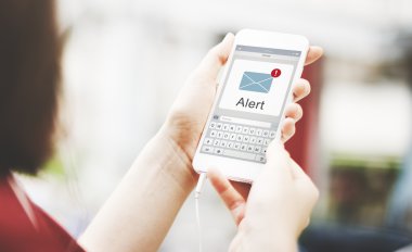 Cep telefonu olan kadın.