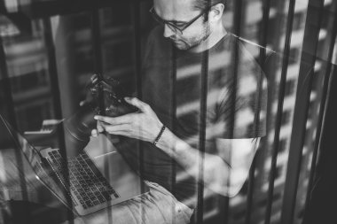 fotoğraf makinesi ile çalışan adam