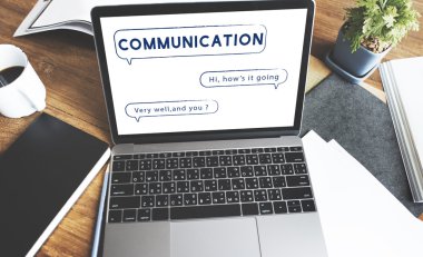 çalışma alanı tablo açılan laptop