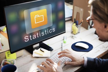 bilgisayarla çalışma iş adamı