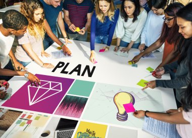 Öğrenci çalışma masasında çeşitlilik grubu