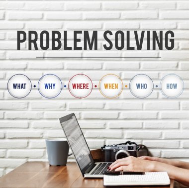 Dizüstü bilgisayarda yazan kadın klavyesi