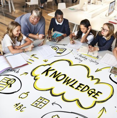 öğretmen çocukların grup ile