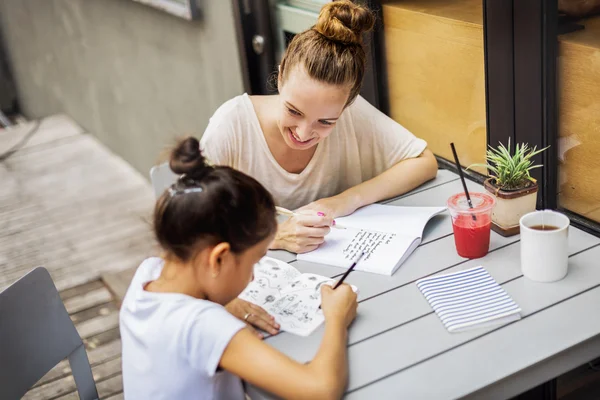 Insegnante e studente fare i compiti — Foto Stock