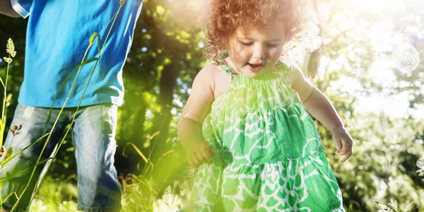 Ragazza carina che gioca al parco — Foto Stock