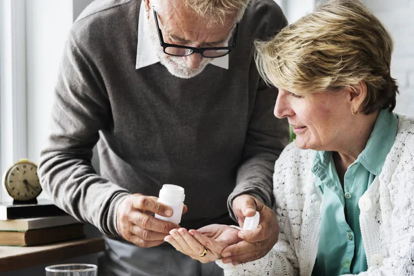 Het verzorgen van vrouw man — Stockfoto