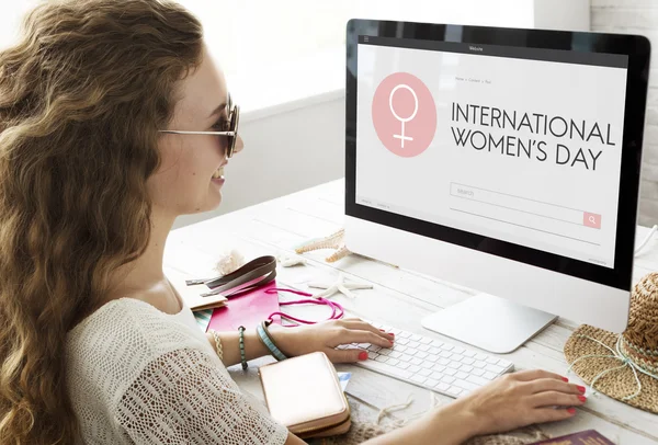 Young woman with computer in office — Stock Photo, Image