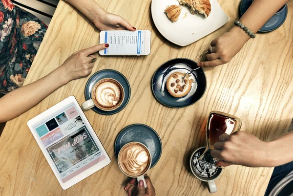 Amici seduti in un caffè — Foto Stock