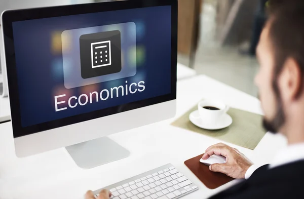 Počítač s ekonomikou na monitoru — Stock fotografie