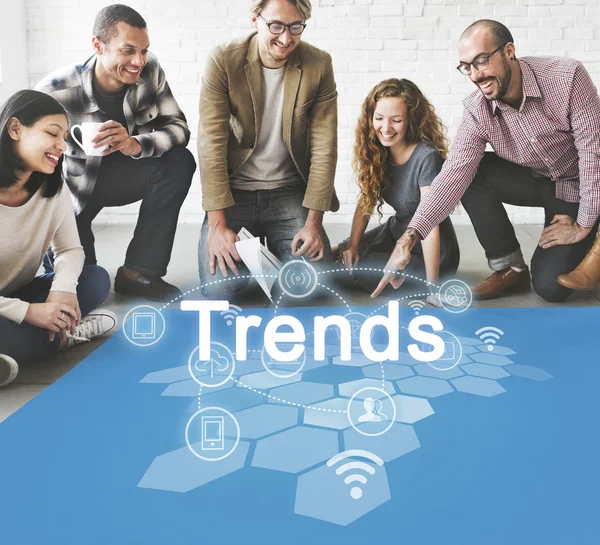 Ontwerpers werken met poster en trends — Stockfoto