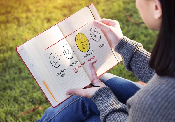 Vrouw met papieren notitieblok in handen — Stockfoto