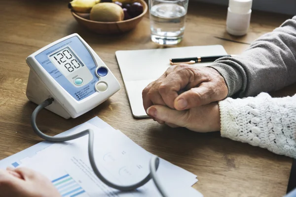 Senior paar controle bloeddruk — Stockfoto